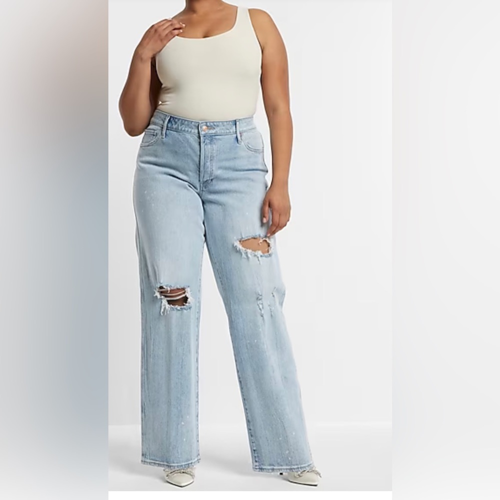 A low-rise and light wash paint splatter baggy fit made from nonstretch denim 4R